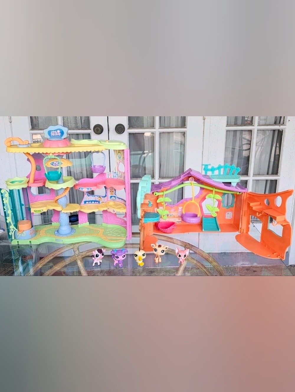 Littlest Pet Shop 2007 Club Tree House, 2006 Round & Round Pet Town, 5 LPS Pets